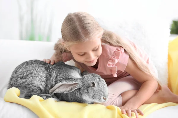 Liten Flicka Med Bedårande Kanin Soffan Rummet — Stockfoto