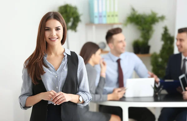 Jeune Femme Affaires Souriante Dans Salle Conférence — Photo