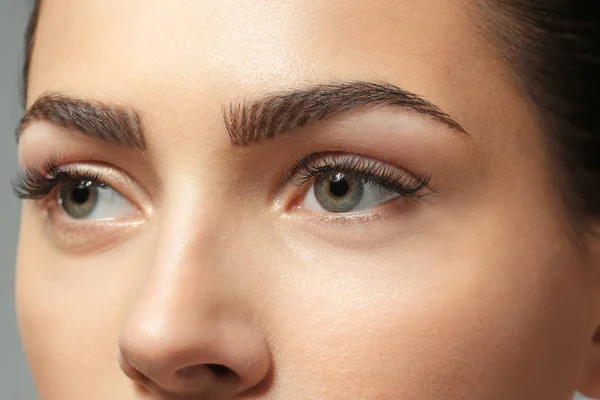 Ung Kvinna Med Vackra Ögonbryn Närbild — Stockfoto