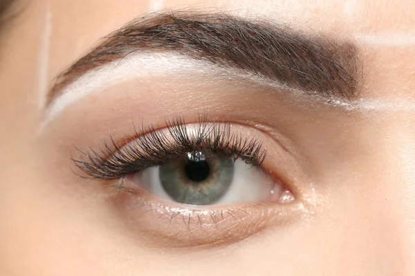 Ung Kvinna Innan Förfarandet Ögonbryn Permanent Makeup Närbild — Stockfoto