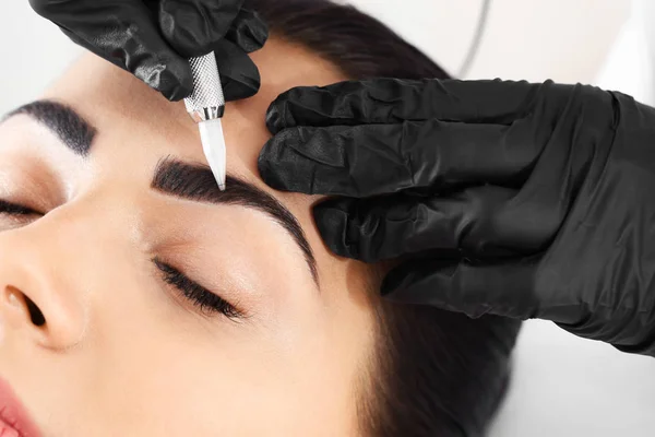 Ung Kvinna Som Genomgår Förfarande Ögonbryn Permanent Makeup Skönhetssalong Närbild — Stockfoto
