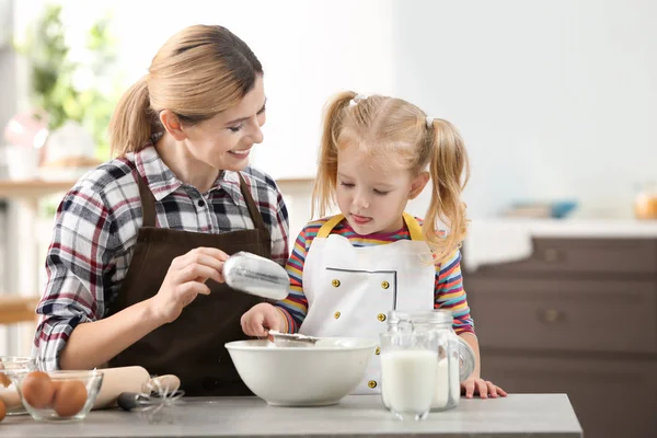 Mother Daughter Making Dough Together Kitchen — Stock Photo, Image