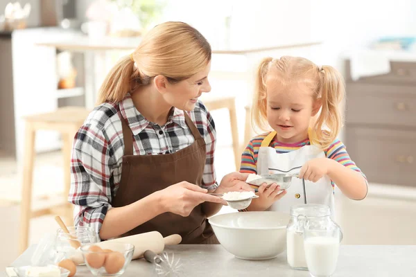 Mother Daughter Making Dough Together Kitchen — Stock Photo, Image