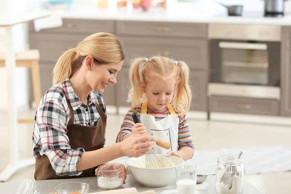 Mutter Mit Tochter Macht Gemeinsam Teig Küche — Stockfoto