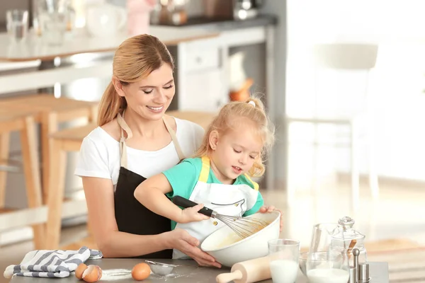 Mãe Filha Fazendo Massa Juntos Cozinha — Fotografia de Stock