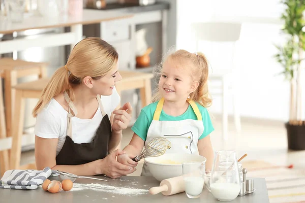 Mãe Filha Fazendo Massa Juntos Cozinha — Fotografia de Stock