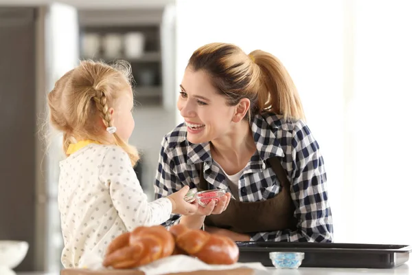 Mãe Com Pequena Filha Cozinhar Cozinha — Fotografia de Stock