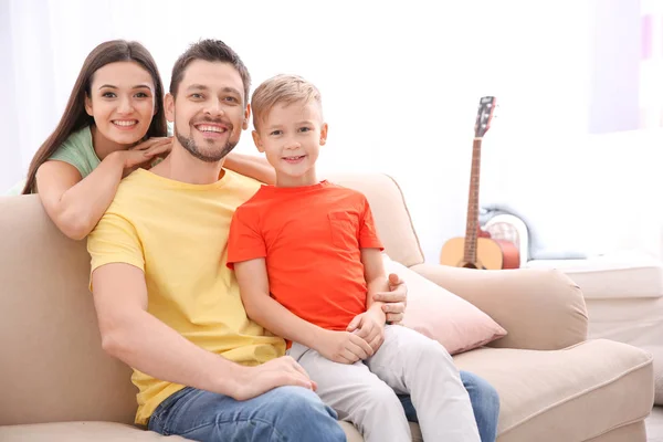 Família Feliz Descansando Juntos Casa — Fotografia de Stock