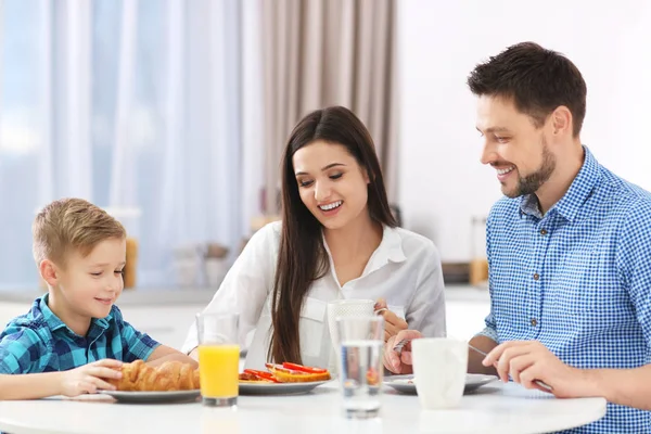 Mutlu Bir Aile Mutfakta Kahvaltı Yapıyor — Stok fotoğraf