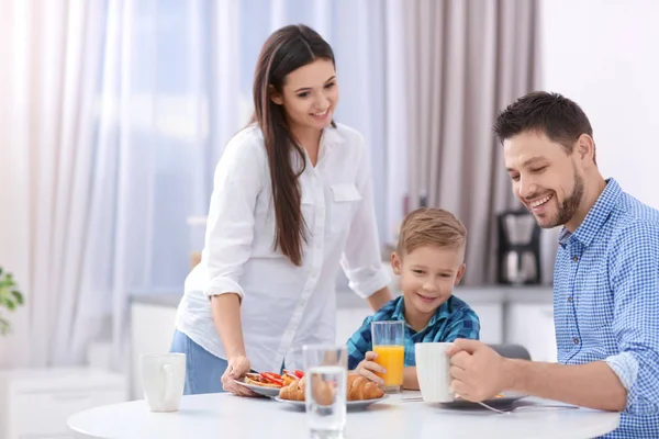 Família Feliz Tomando Café Manhã Juntos Cozinha — Fotografia de Stock