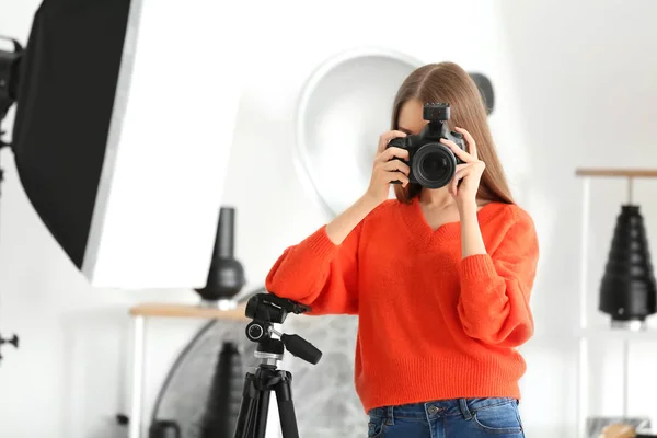 Jeune Femme Photographe Travaillant Studio — Photo