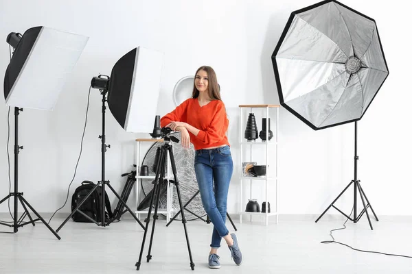 Junge Fotografin Studio — Stockfoto