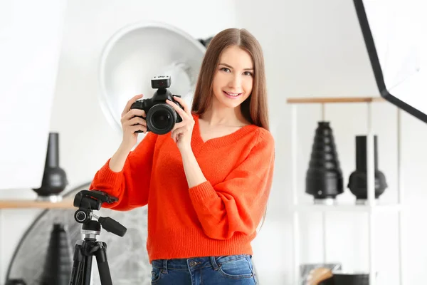 Jonge Vrouwelijke Fotograaf Werken Studio — Stockfoto