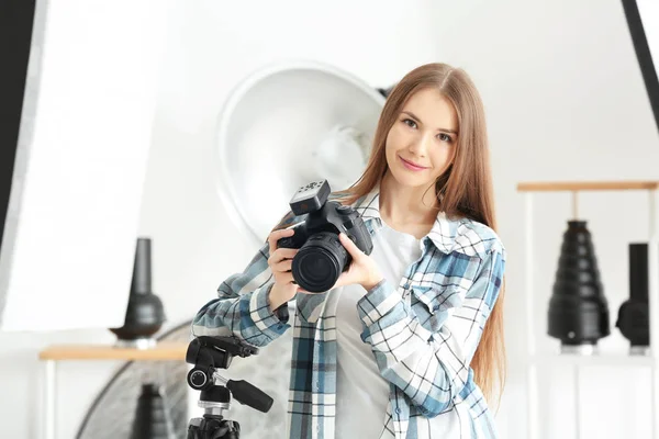 Jovem Fotógrafa Trabalhando Estúdio — Fotografia de Stock