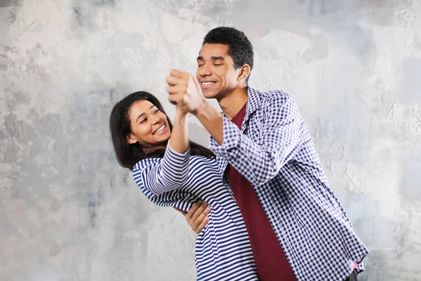 Çekici Afrikalı-Amerikalı çift evde dans