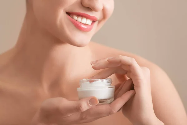 Mujer Joven Con Tarro Crema Manos Primer Plano — Foto de Stock