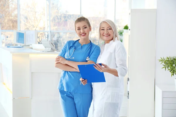 Recepcionista Femenina Con Aprendiz Hospital —  Fotos de Stock