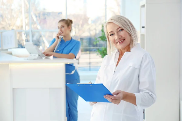 Recepcionista Estagiária Sexo Feminino Hospital — Fotografia de Stock