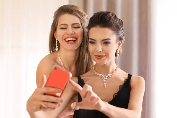 Mooie Jonge Vrouwen Met Elegante Sieraden Nemen Selfie Binnenshuis — Stockfoto