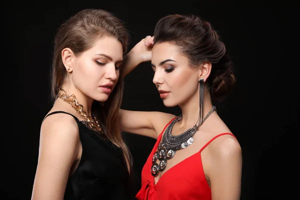 Vackra Unga Kvinnor Med Eleganta Smycken Mörk Bakgrund — Stockfoto