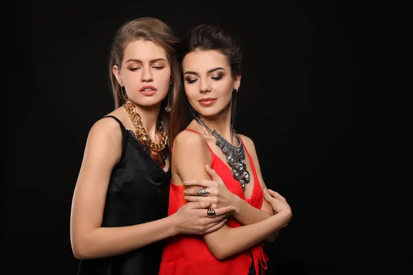 Belles Jeunes Femmes Avec Des Bijoux Élégants Sur Fond Sombre — Photo