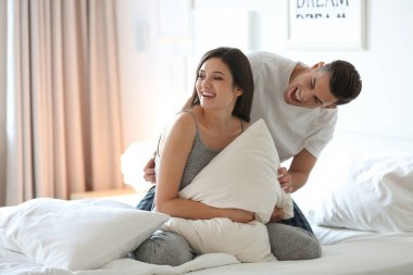 Yatak yumuşak yastık evde ile genç Çift