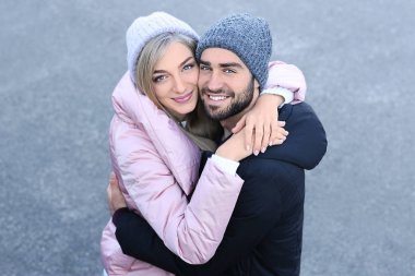 açık havada genç Romantik Çift 