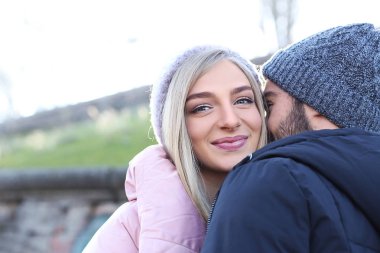 açık havada genç Romantik Çift 