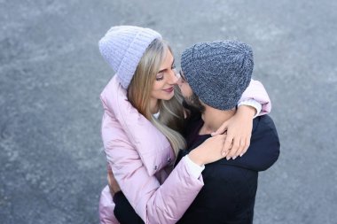 açık havada genç Romantik Çift 