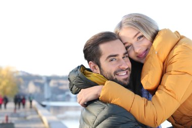 açık havada genç Romantik Çift 