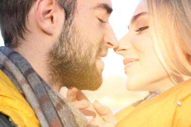 açık havada genç Romantik Çift 