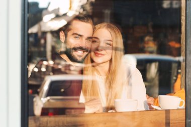 Kafe, Genç romantik çift görüntülemek açık pencereden gelen