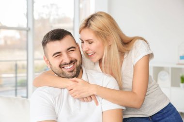 Mutlu çift içme çay evde gülümseyen