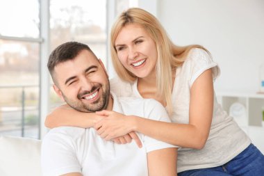 Mutlu çift içme çay evde gülümseyen