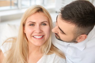 Mutlu çift içme çay evde gülümseyen