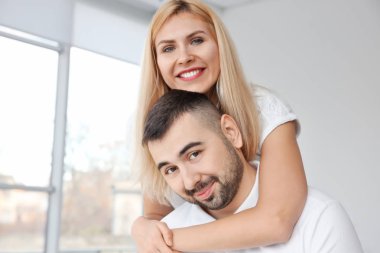 Mutlu çift içme çay evde gülümseyen