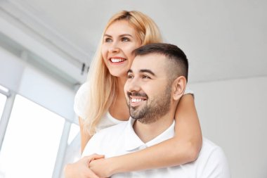 Mutlu çift içme çay evde gülümseyen