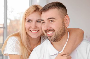 Mutlu çift içme çay evde gülümseyen