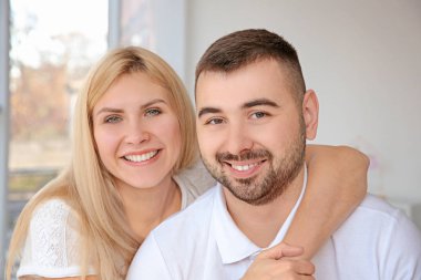 Mutlu çift içme çay evde gülümseyen