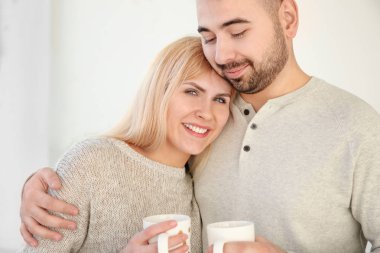 Mutlu çift içme çay evde gülümseyen