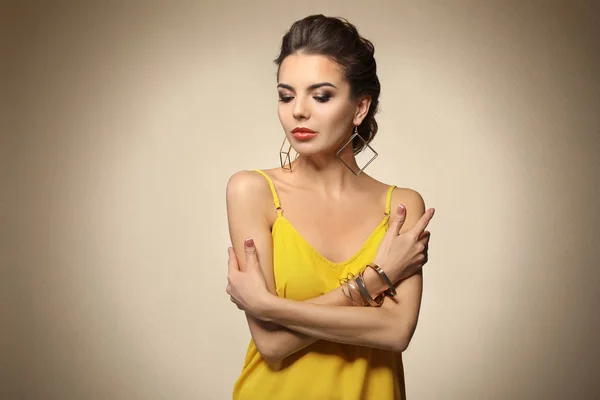 Belle Jeune Femme Avec Des Bijoux Élégants Sur Fond Couleur — Photo