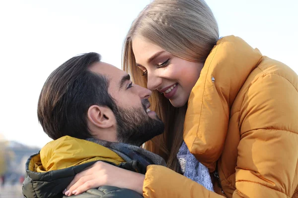 Jovem casal romântico ao ar livre — Fotografia de Stock