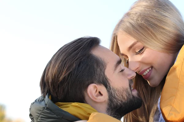 açık havada genç Romantik Çift 