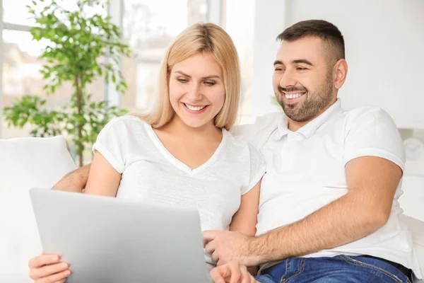 Feliz Casal Sorrindo Bebendo Chá Casa — Fotografia de Stock