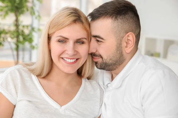 Feliz Pareja Sonriente Bebiendo Casa — Foto de Stock