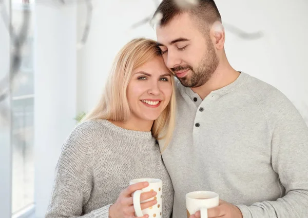 Glücklich Lächelndes Paar Trinkt Tee Hause — Stockfoto