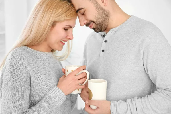 Pasangan Bahagia Tersenyum Minum Teh Rumah — Stok Foto