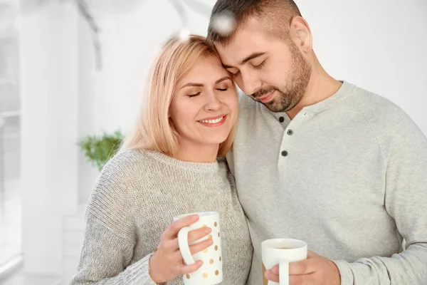 Mutlu çift içme çay evde gülümseyen
