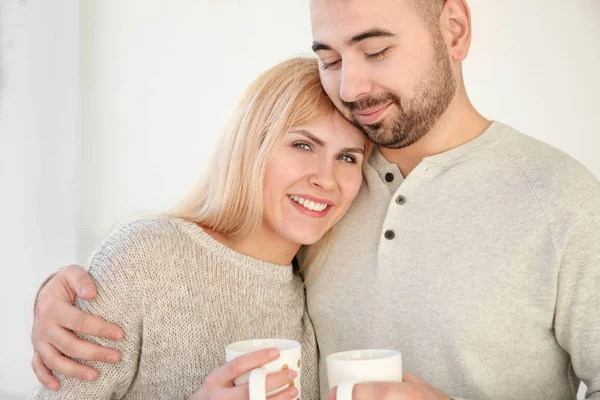 Mutlu çift içme çay evde gülümseyen