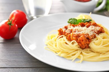 Plaka üzerinde et soslu lezzetli makarna